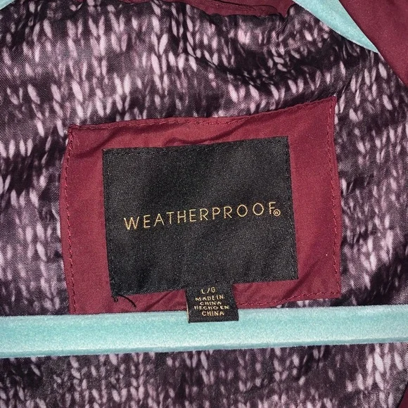 Weatherproof burgundy puffer vest ⭐️ - Picture 9 of 10